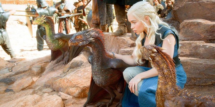 Daenerys Targaryen et ses trois dragons