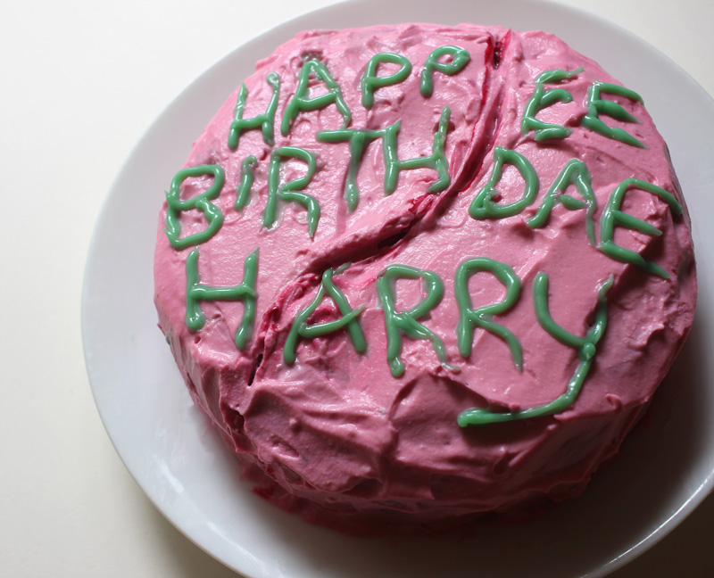 Gâteau rose offert à Harry Potter de la part d'Hagrid pour son 11e anniversaire