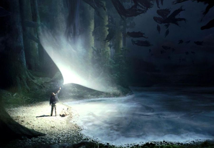 Harry Potter lance le Patronus sur les berges du lac.